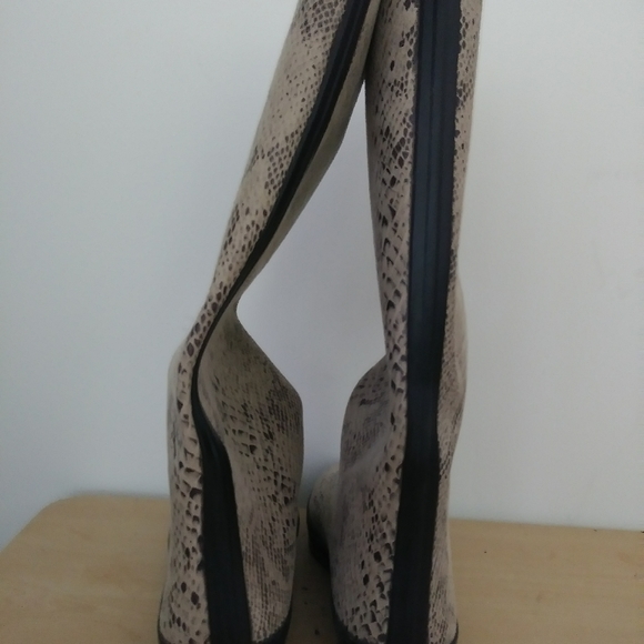 NWT. DAV. Rain boots - Picture 4 of 6